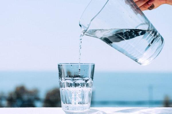 7 خطر پیش رو برای افرادی که آب سرد می نوشند